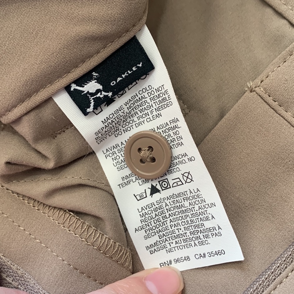 OAKLEY Golf Shorts Tan - Picture 8 of 8